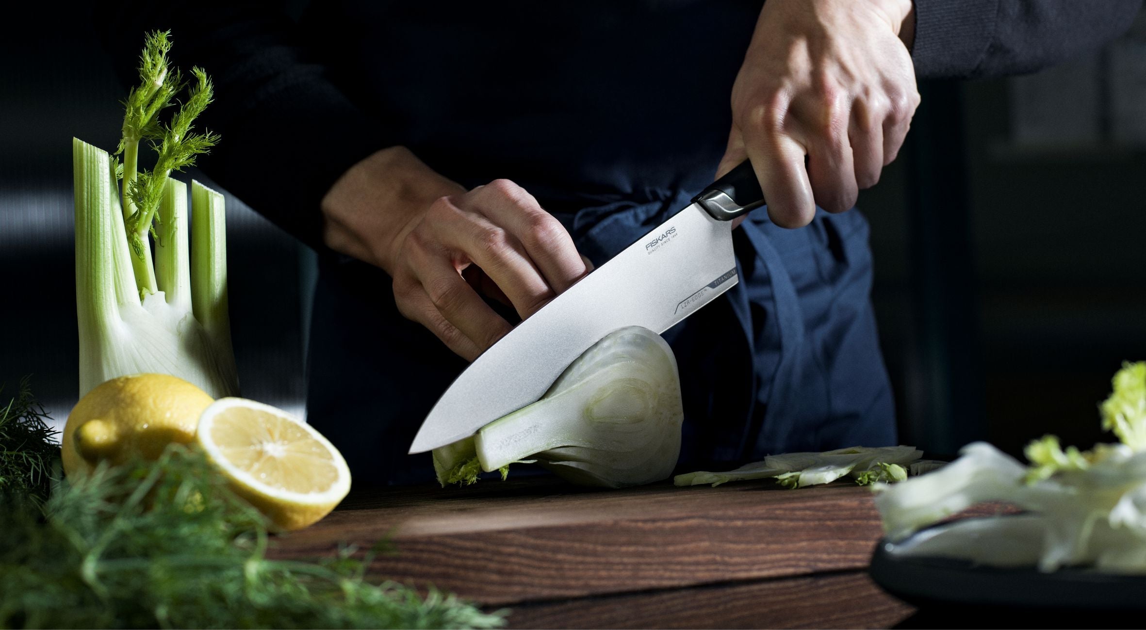 Küchenmesser mit Gravur beim schneiden einer Zwiebel