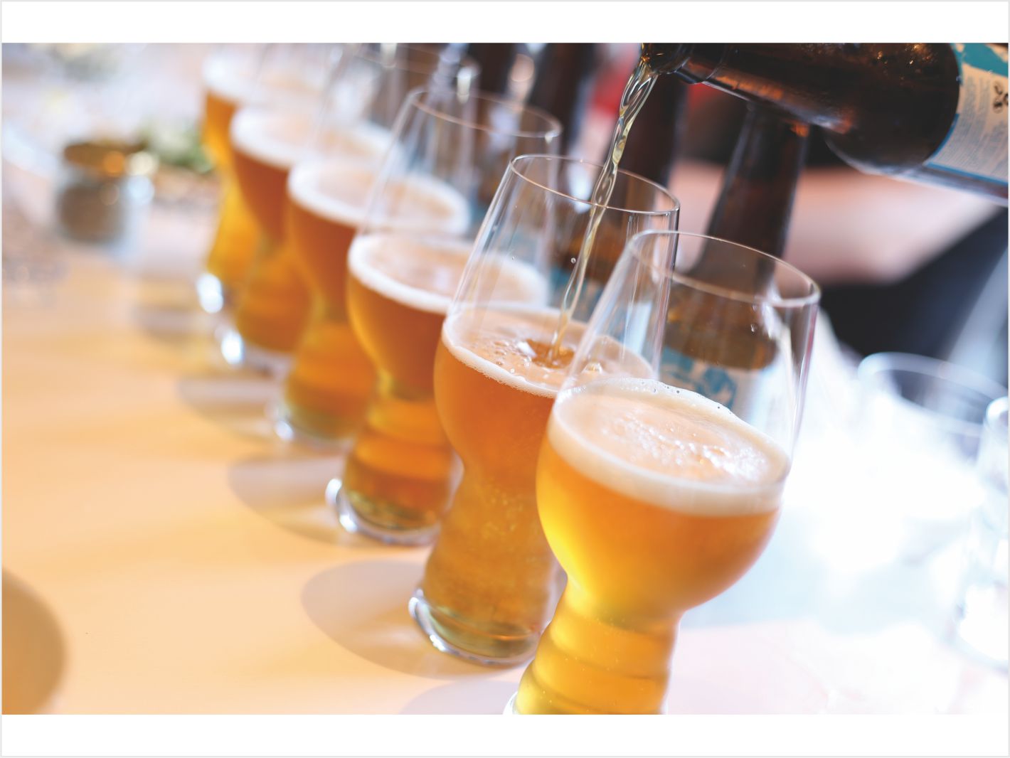 Craftbier Gläser von Spiegelau mit Gravur auf der Theke