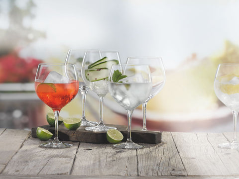 Mehrere Gin Gläser im Sonnenschein mit leckeren Getränken