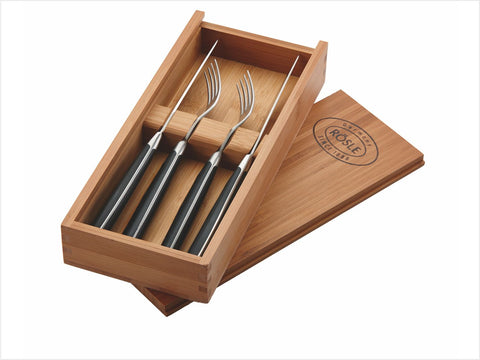 Rösle Steak Besteck aus vier Teilen in einer hochwertigen Bambus Holzbox. Der Deckel der Holzbox kann kostenlos graviert werden.
